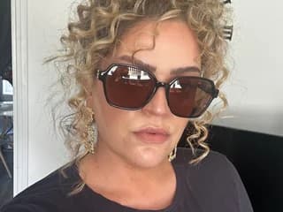WebCAM of curlycherryuk